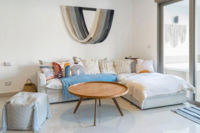 Private Pool & jacuzzi, by the ocean, 2 bdr apt